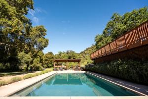 uma piscina com um gazebo num quintal em Serene Vineyard Chateau with Pool, Hot Tub, BBQ em Carmel Valley