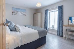 En eller flere senge i et værelse på Haven View - 2 Bedroom Apartment - Milford Haven