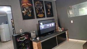 Zimmer mit einem Flachbild-TV auf einem Tisch in der Unterkunft Casa para aluguel rio verde go in Rio Verde