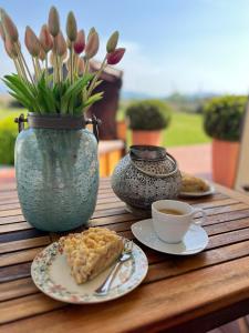 un tavolo con un piatto di cibo e una tazza di caffè di Brockenblick a Goslar