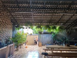 un patio con una mesa de madera y macetas en Casa para aluguel rio verde go, en Rio Verde