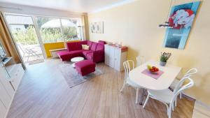 ペルツァーハケンにあるNeuKlosterhof App. 13のリビングルーム(テーブル、ピンクのソファ付)