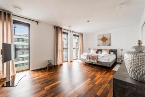 un salon avec un lit et une télévision dans l'établissement Klassen Stay - Exklusives Luxus Loft am Dom - Dachterrasse, Traum-Aussicht, à Cologne