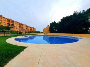 a large swimming pool in the middle of a yard at ALBATROS GOLF - ISLANTILLA in Islantilla