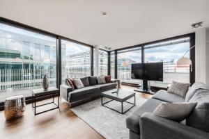 un salon avec des canapés et une télévision à écran plat dans l'établissement Klassen Stay - Exklusives Luxus Loft am Dom - Dachterrasse, Traum-Aussicht, à Cologne