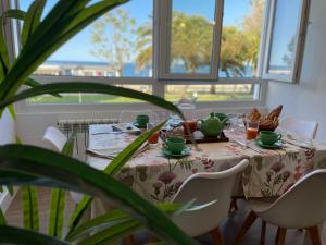 a dining room with a table and a plant at Apartamento Comillas Beach in Comillas