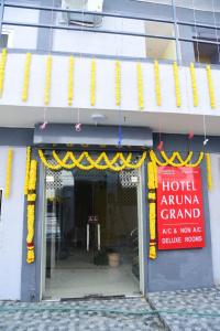 una tienda con toldo amarillo y blanco en ARUNA GRAND en Visakhapatnam