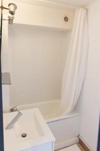 Kúpeľňa v ubytovaní Lille Moulin, duplex lumineux 4P