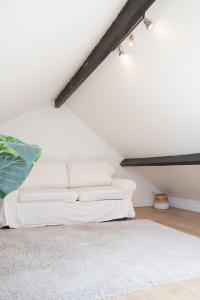 Habitación con cama blanca y alfombra blanca en Lille Moulin, duplex lumineux 4P en Lille