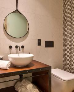 弗洛里亞納的住宿－23 Boutique Hotel，一间带水槽和镜子的浴室