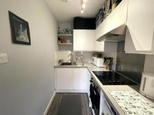 A kitchen or kitchenette at Snug Studio Apartment in Central Location