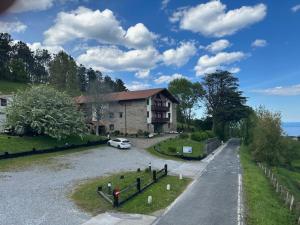 una casa con un coche aparcado frente a una entrada en Hotel-Apartamento Rural Atxurra, en Bermeo 37 fotos más