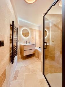 a bathroom with a shower and a sink at Sublime maison de Ville pour 6Pers, 2 chambres, au calme absolu in Marseille