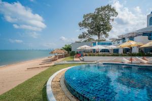 Bazén v ubytování Sea of Love Suite Cafe Pattaya nebo v jeho okolí