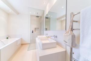 ein weißes Badezimmer mit 2 Waschbecken und einem Spiegel in der Unterkunft Mrs K Stunning 3 bedrooms apartment Chelsea in London