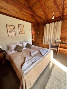 ein Schlafzimmer mit einem Bett mit Handtüchern darauf in der Unterkunft Recanto dos Pássaros in Caparaó Velho