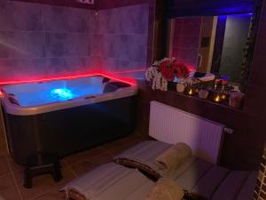 y baño con bañera con luces. en Refresh Club wellness, en Poruba