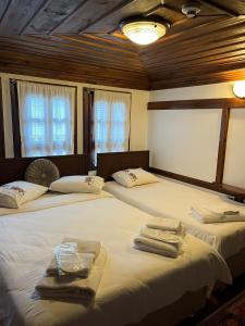 um quarto com 2 camas e toalhas em SEMRA HANIM KONAĞI em Saframbolu