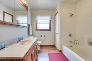 un bagno con lavandino, vasca e WC di Family-Friendly Houghton Lake House Steps to Lake a Houghton Lake Altre 23 foto