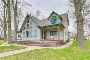 una casa con tetto verde e albero di Family-Friendly Houghton Lake House Steps to Lake a Houghton Lake