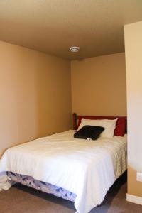 a bedroom with a large bed with white sheets at City Lights Retreat in Sheridan