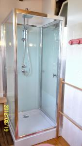 um chuveiro com uma porta de vidro na casa de banho em Maison de 3 chambres avec piscine partagee jardin clos et wifi a Moissac em Moissac