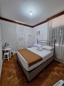 ein Schlafzimmer mit einem großen Bett und einem Fenster in der Unterkunft Quartos Aconchegantes prox Pelourinho, Metrô e Arena F Nova in Salvador