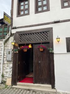 una entrada a un edificio con puerta de madera en SEMRA HANIM KONAĞI en Safranbolu
