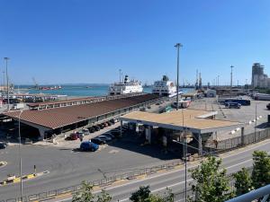 een luchthaven met een parkeerplaats naast de oceaan bij Durres Marina View Apartment in Durrës