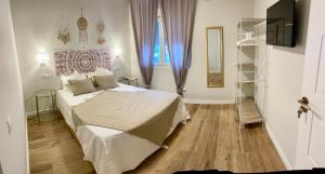 a bedroom with a bed and a window at La Sonrisa de Niki in Torrejón de Velasco