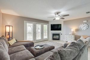 ein Wohnzimmer mit Couch und Kamin in der Unterkunft Foley Beach Cottage with Waterfront Backyard! in Magnolia Springs