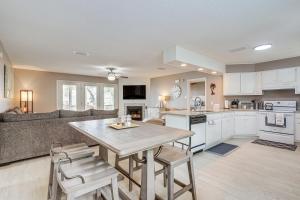 eine Küche und ein Wohnzimmer mit Tisch und Stühlen in der Unterkunft Foley Beach Cottage with Waterfront Backyard! in Magnolia Springs