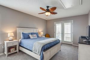 ein Schlafzimmer mit einem Bett und einem Deckenventilator in der Unterkunft Foley Beach Cottage with Waterfront Backyard! in Magnolia Springs + 25 Fotos