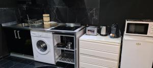A kitchen or kitchenette at Apartamentos con jacuzzi ALQUILER TEMPORAL