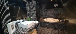 A bathroom at Apartamentos con jacuzzi ALQUILER TEMPORAL
