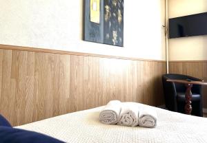 シェルブール・アン・コタンタンにあるオテル ドゥ ラ ガールのベッドの上に座るタオル