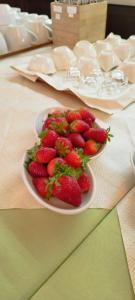 einen Teller Erdbeeren auf einem Tisch in der Unterkunft Il Poggio del Mare in San Mauro Cilento