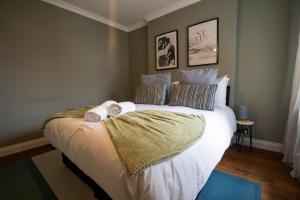 a bedroom with a bed with towels on it at Cheeky and Beautiful Apartment in Greenwich in London