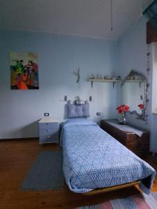 a bedroom with a bed and a dresser and a mirror at Villa Sabry in Turriaco