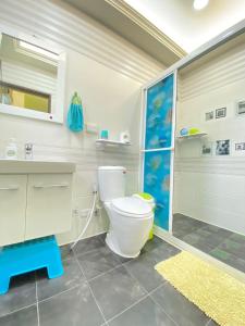 ein Badezimmer mit Toilette und Dusche in der Unterkunft Shiangshiang Forest Hotel in Taitung