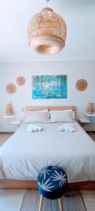 1 dormitorio con 1 cama grande y un taburete azul en Villa Artemis, en Graniti