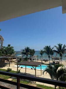 een uitzicht op een resort met een zwembad en palmbomen bij Costa Nueva in Zorritos