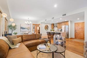 Posezení v ubytování Timberstone Condo by Canadian Rockies Vacation Rentals