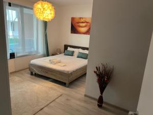 een slaapkamer met een bed en een groot raam bij Garsoniera Genova in Otopeni