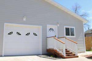 une maison blanche avec une porte de garage blanche dans l'établissement Chic Residence Near DT Sheridan, à Sheridan