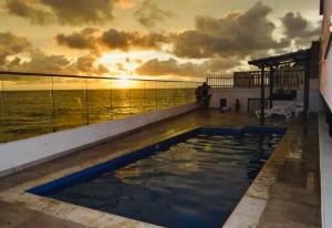 a pool on the balcony of a cruise ship at sunset at Apartamento Amoblado en Cartagena de Indias in Cartagena de Indias
