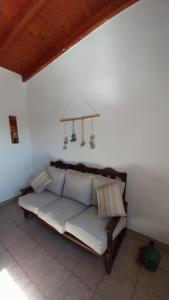 un sofá blanco en una habitación con techo en La casa del árbol en San Salvador de Jujuy