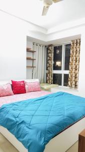 Un pat sau paturi într-o cameră la SOLACE Premium 2BHK Apartment near Manyata Tech Park And Hebbal