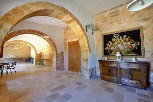 Cette grande chambre est ornée d'une peinture murale représentant des fleurs. dans l'établissement Masseria Bianca, à Taurisano