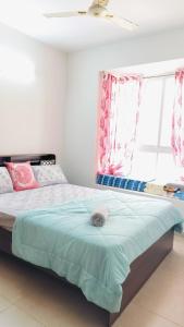 1 dormitorio con 1 cama con manta azul y ventana en SOLACE Premium 2BHK Apartment near Manyata Tech Park And Hebbal en Bangalore